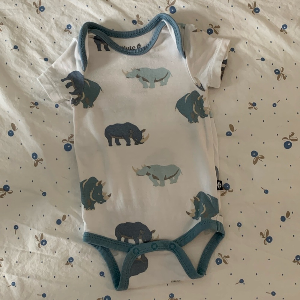 Kyte Baby Newborn Onesie in White/Blue Rhino print